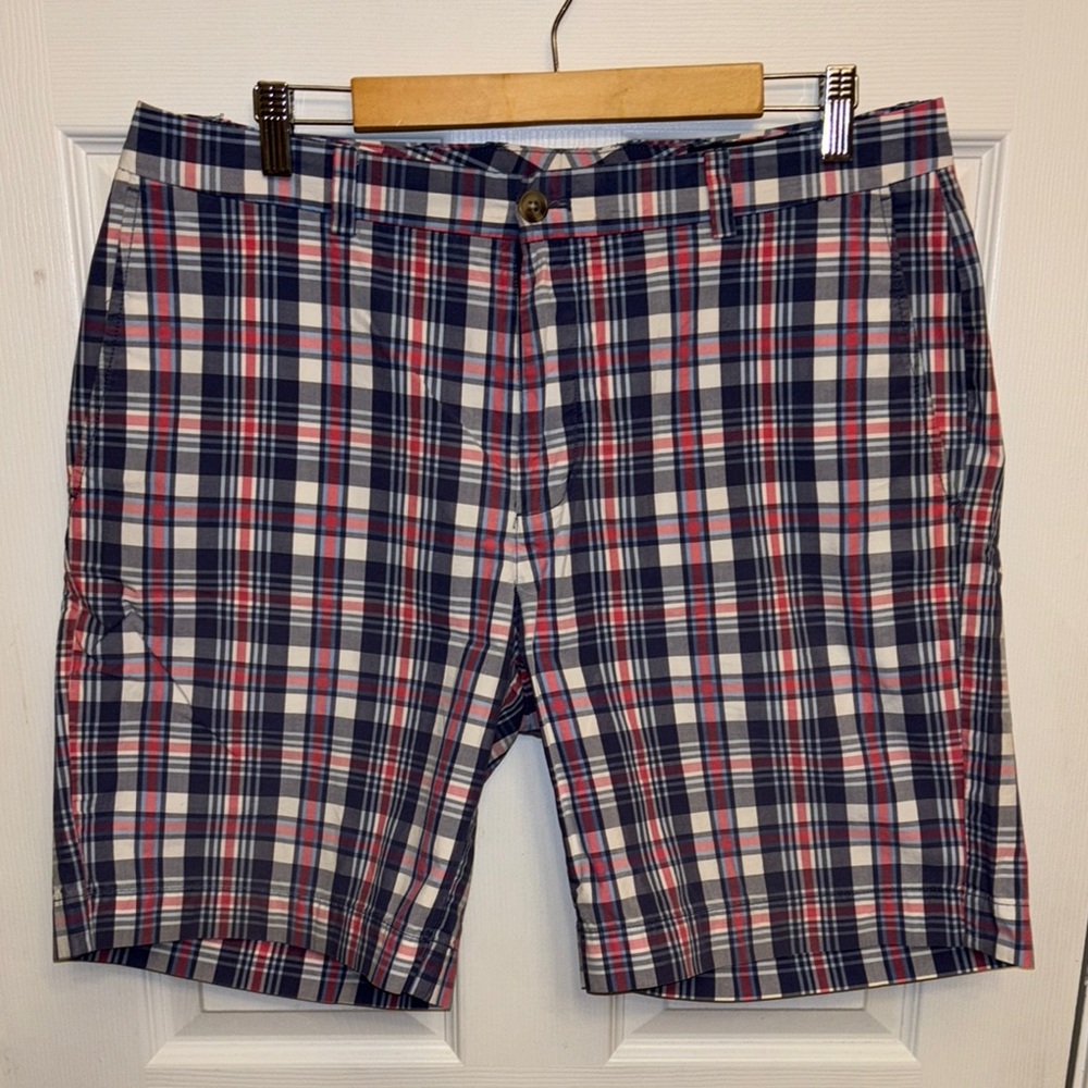Men’s vineyard vines shorts size 36